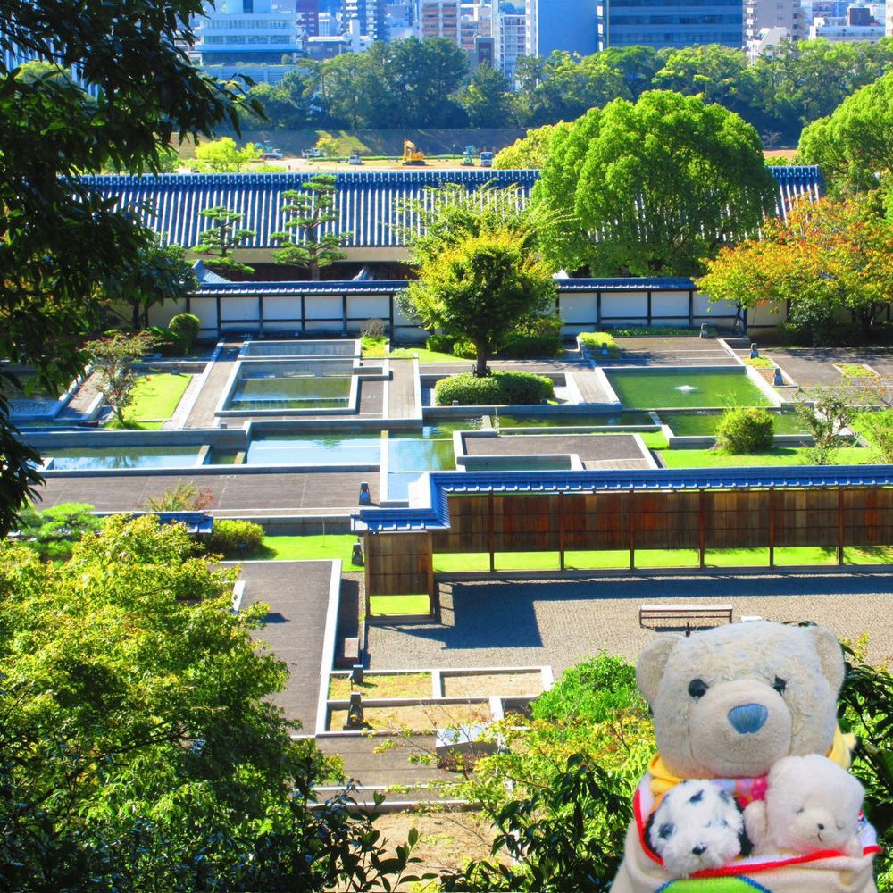 松山城二之丸史跡庭園。モダンな庭園だったよ。
ちなみに恋人の聖地らしい。
4枚目はロープウェイ乗り場にいた猫さん。吾輩はクマだよって言ったら、変な顔されたよ。