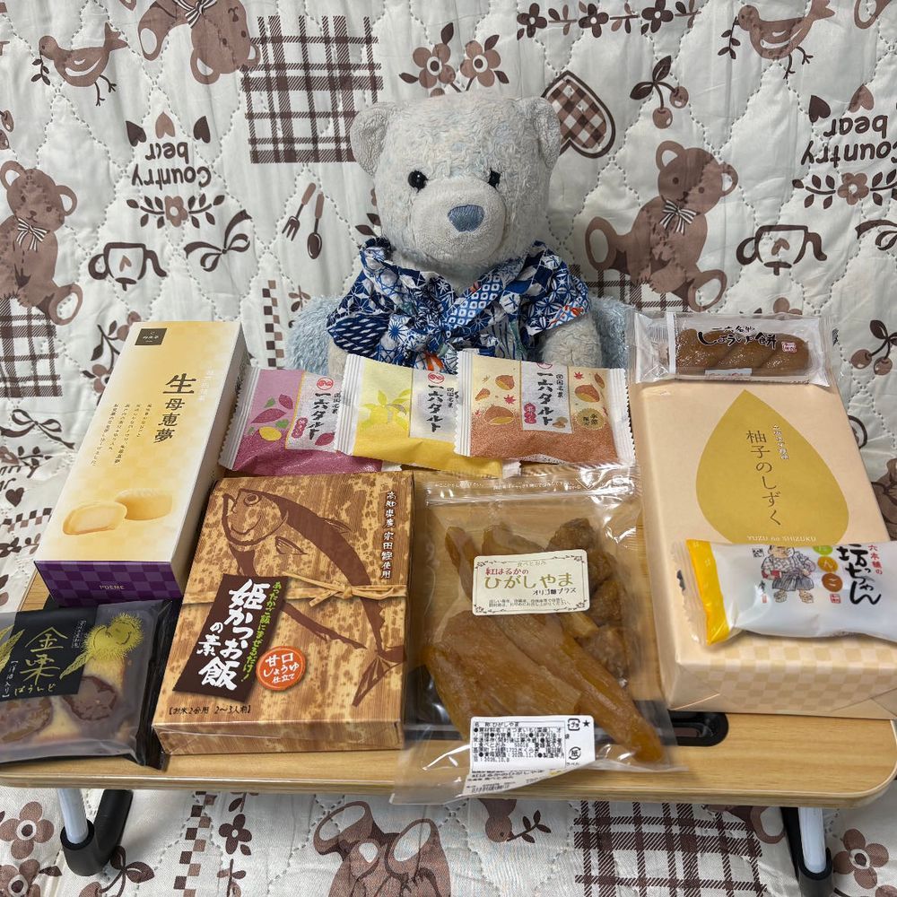 今回の旅のお土産をご紹介。
めったに行けないからって張り切ったみたいだけど…買い過ぎって感想しか出ないよ。
けあたちぬいぐるみがほとんど食べるからね。没収。