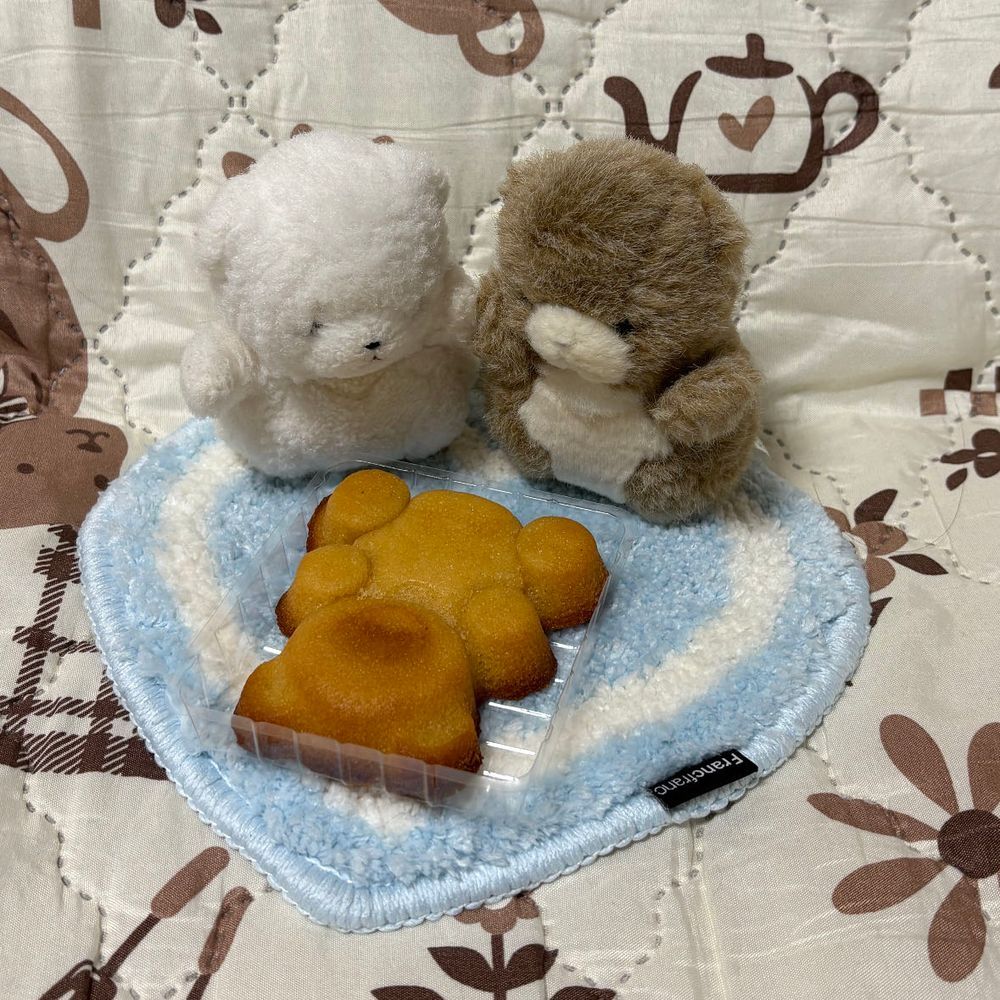 そなたは　だれだ！？なをなのれ！
ふくろからだしたら　いいかおりがするぞ！
がぶっ！お、おいしいぞ！
あっというまに　たべてしまった！おなかいっぱいだ！
