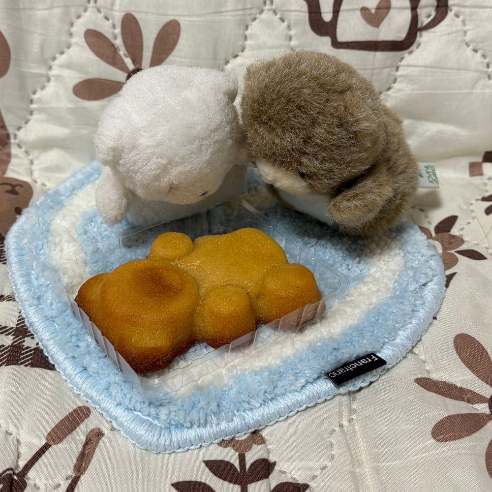 そなたは　だれだ！？なをなのれ！
ふくろからだしたら　いいかおりがするぞ！
がぶっ！お、おいしいぞ！
あっというまに　たべてしまった！おなかいっぱいだ！