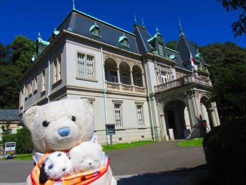 旅行の写真をやっと整理したよ。今日からゆっくり紹介していくね。
まずは萬翠荘。海外のお城みたいでカッコよかったよ。
4枚目、けあを見つけられるかな？