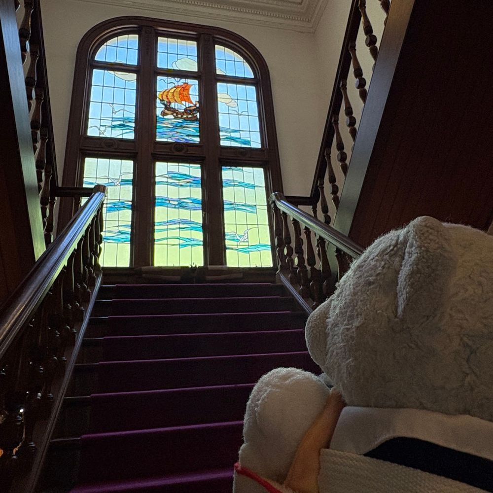 旅行の写真をやっと整理したよ。今日からゆっくり紹介していくね。
まずは萬翠荘。海外のお城みたいでカッコよかったよ。
4枚目、けあを見つけられるかな？