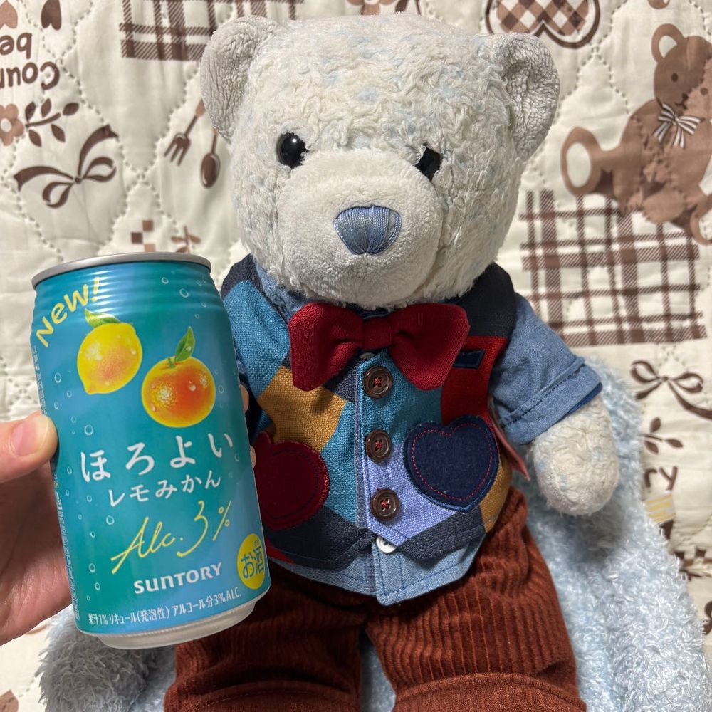 最悪だ。旅行でいっぱい汗つけられたせいで、お風呂にいれられた。けあは怒ってるよ。
干されてる間に箱根駅伝予選会があって、最高の結果だったみたい。てつこんくんたちはお祝いの駅弁を食べてたよ。
夜は祝酒に付き合ってあげたよ。けあはまだお酒飲めないんだけどな。
