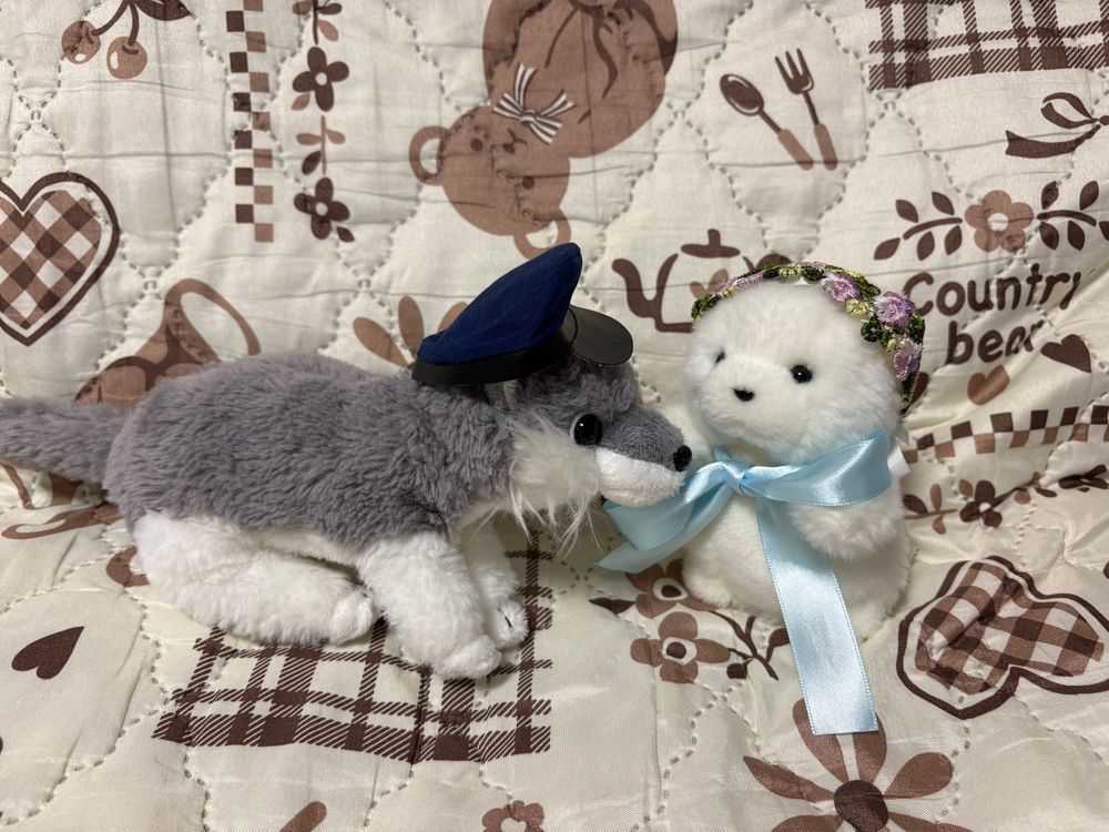 ミャクミャクのくびわ　おせんたく　わすれてたみたい。まだ　かえしてもらえない。おお　すごくおこってる。
やさしいでかが　けーさつぼーし　かしてくれた。
でか　だいすき！ばんぱくぐみで　きねんさつえい♪