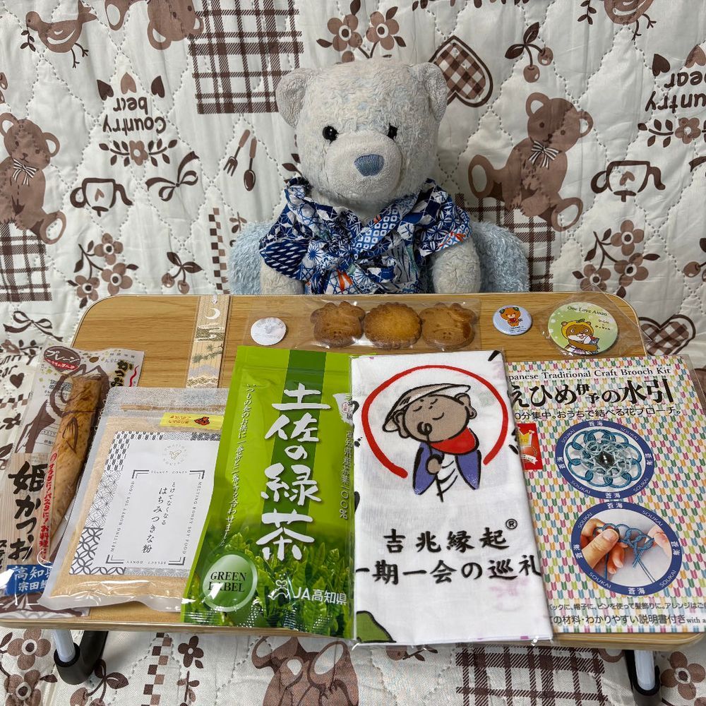 今回の旅のお土産をご紹介。
めったに行けないからって張り切ったみたいだけど…買い過ぎって感想しか出ないよ。
けあたちぬいぐるみがほとんど食べるからね。没収。