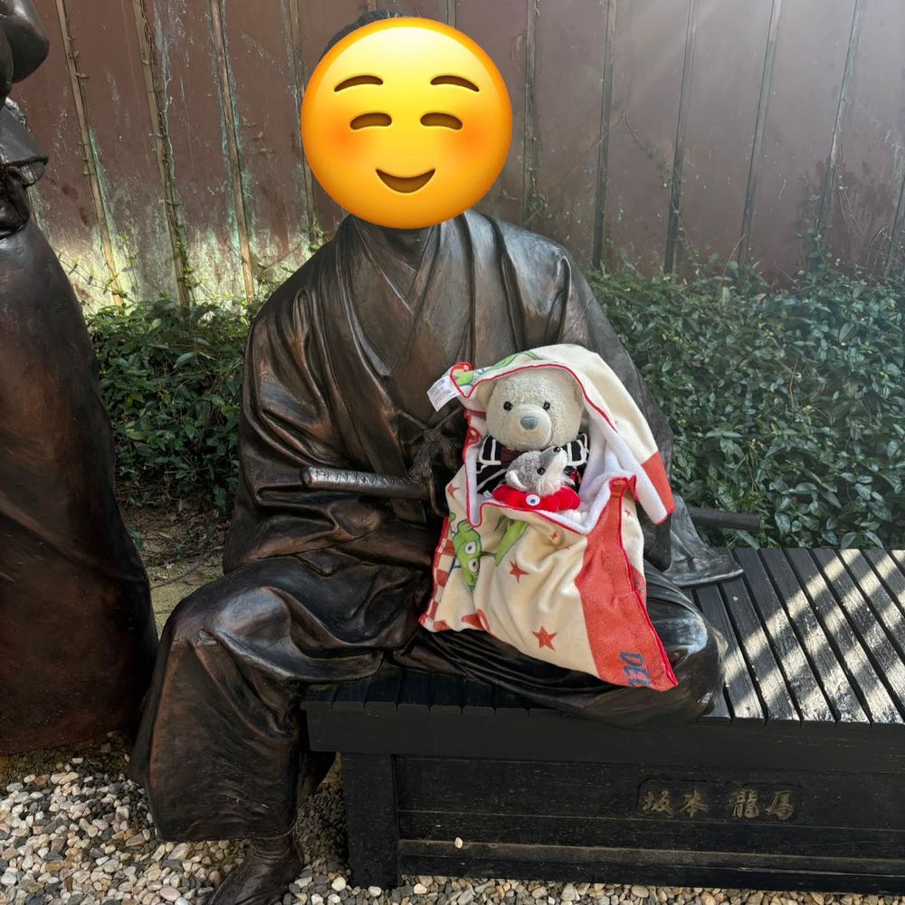 四国旅行も今日でおわり。5泊6日、とても充実した旅になったよ。
一部絶景を載せるね。
1枚目　唐人駄場遺跡。
2枚目　姫鶴平から見る朝日と雲海。
3枚目　中津渓谷。
4枚目　坂本龍馬の膝に乗るけあ。ニンゲン認定された坂本龍馬像のお顔は隠したよ。

デジカメの写真移したら、またいっぱい投稿するね。
今日はゆっくり寝ることにするよ。
お付き合いありがとう
