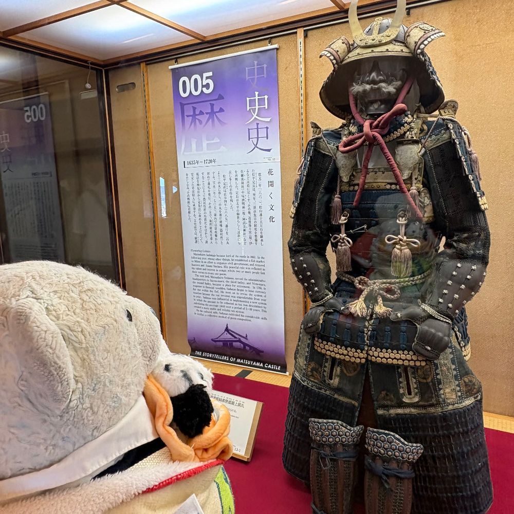 次は松山城へ。
松山城はすごく高いところにあるんだ。カッコいいね。
けあは武士になった気分だったよ。
4枚目の甲冑、けあも着てみたいな。