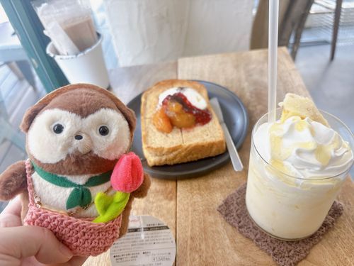 ぽん！初めての桃のトーストたべたぽんねぇ。
甘くてとろけるおいしさだぽん！
これもポンタが可愛いからよーこにおごってもらえるぽんねぇ。☺️
