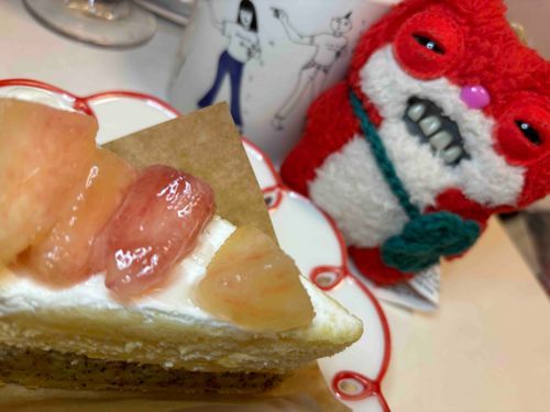 桃のケーキ食べてる🍑