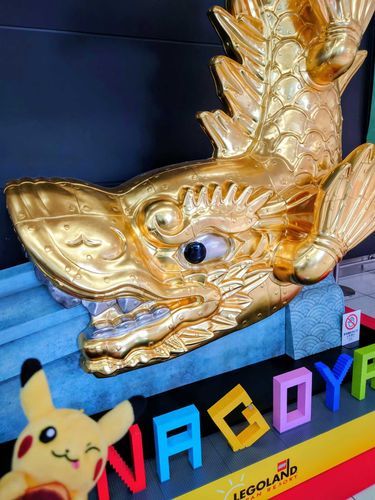 名古屋の顔とも言うべき金鯱が、原寸大でセントレア空港に！✈️
この子は雌で、金箔でお化粧していてとっても綺麗✨
下の文字はレゴで出来ているんだよ！
