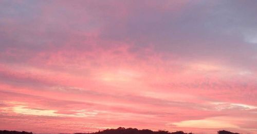 これは昨日の夕焼け🌄あまりに綺麗でぱちり📸
過ごしやすくなって、秋も深まり小倉さんとのお出かけもますます楽しみになったね！🎶