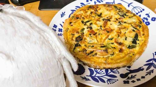 きょうは マスターが キッシュを やいていた