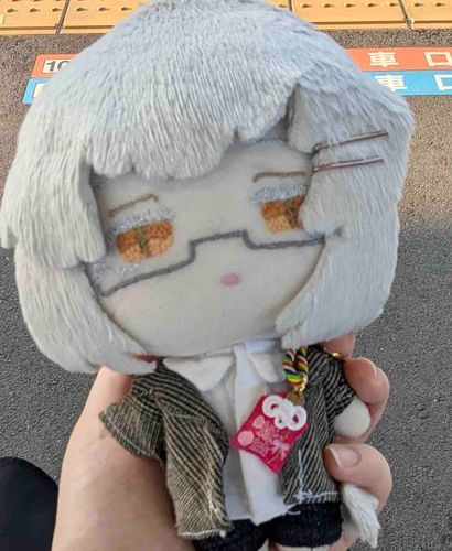 おれに ぴったりの おおきさの おまもりがあったから
おみやげに かってもらった
まいごに ならないようにとの がんかけで
えんむすびの おまもりだ
なくさないように かばんにいれておこう