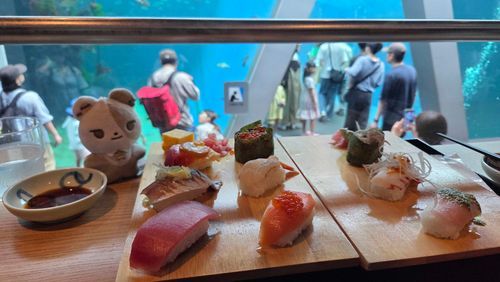 今日は福島まで行ってきました！お魚がたくさん泳いでる水槽の前でお寿司をいただきました。しゃちょたうんさんはお魚もお好きみたい。