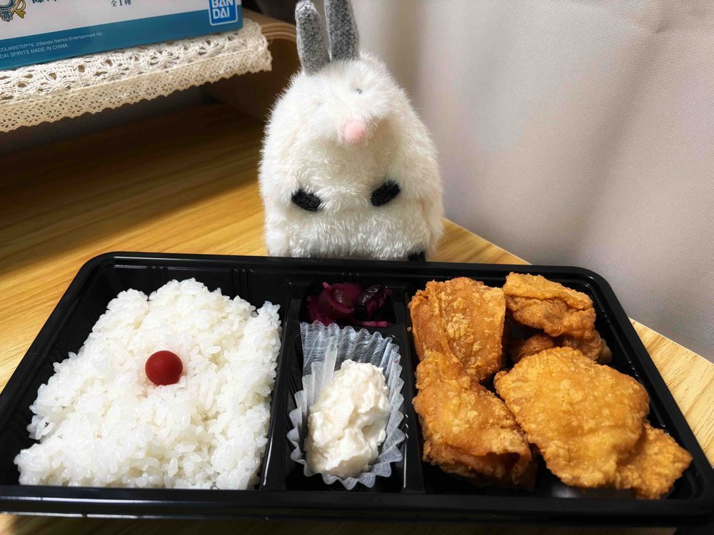 にんき  の
からあげ  かいました。
熊本  の  おしょうゆ
つかってるから
おいしいんだってぇ