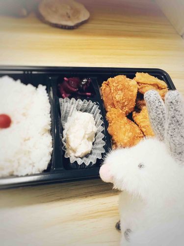 にんき  の
からあげ  かいました。
熊本  の  おしょうゆ
つかってるから
おいしいんだってぇ