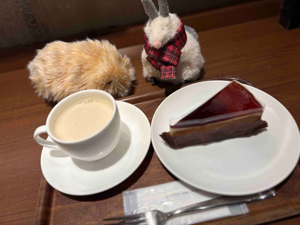 かふぇ  にいってきました。
ワッフルさん  おおよろこびで
はいてんしょん。
わたし、押されてます 
むぎゅむぎゅ

(あれくさんだ🐰)