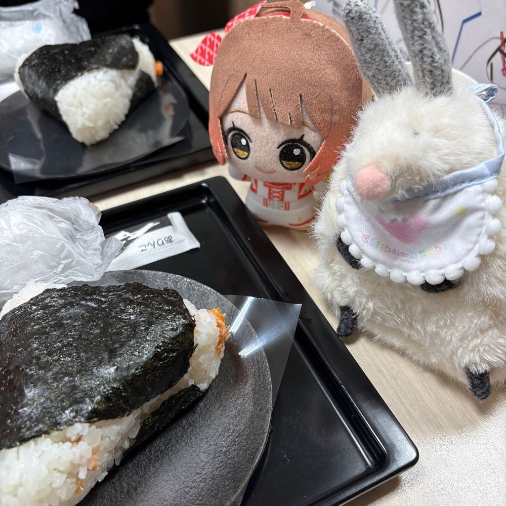 ひさしぶり、だねぇ
このまえは
おにぎりを たべに いってきたよ
あるじ たいちょう くずしがちで
おでかけが まちまち
だけど
やっぱ
いいもんだねえ
おでかけは