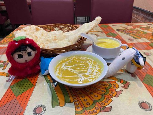 今日は久々に、獅子狩が大好きなカレー屋さんに行ってきた。
シーフードカレーと豆スープ、そしてナン。いつもこのセットなんだが、確かに美味い。