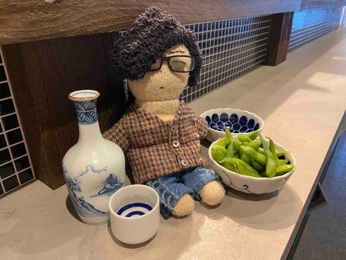 獅子狩が、風呂谷に酒とつまみを奢っていた。
何でも、風呂谷は昨日とても頑張ったらしい。何を頑張ったのかは知らないのだが、頑張ったならご褒美が必要だな🍶