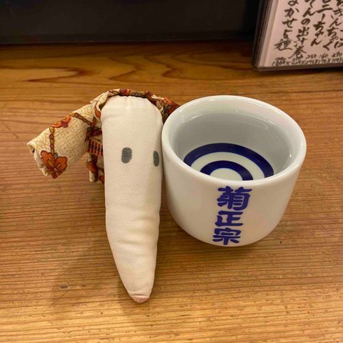 どれ、熱燗を一合……これで一合！？巨大なお猪口だな、初めて見たぞ🍶