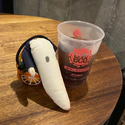 獅子狩と、ライブハウスにやってきた。今日の最初の一杯は、ラムコー……おい獅子狩、撮る前に飲むんじゃない。