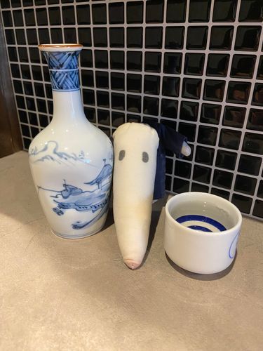金曜日だからと、獅子狩が飲みに出かけた。私も酔鯨を貰っているぞ🍶