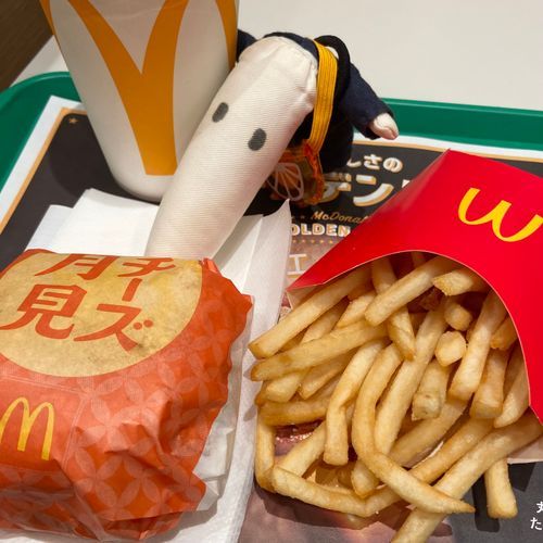 ９月になったら、やはりこれを食べなければな。チーズ月見だ🍔