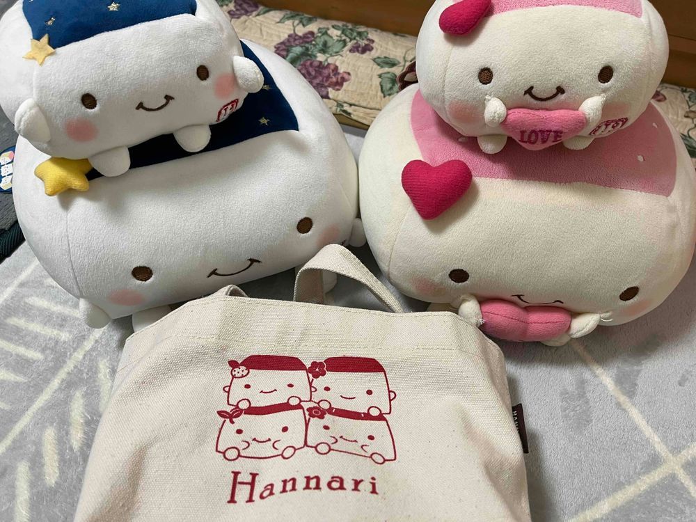 今日のご主人さまは2連休!福袋でゲットした私たちの絵が描いてあるミニトートにくつろぎグッズをつめこんで持ち運んでこたつに逃げこんでたよ。
私たちをもふもふして癒されるなぁ❤️ってお昼寝してた。朝もあんなに寝てたのに…(笑)