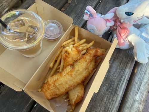 でっっっっか！！！

魚はふわふわで衣がサクサクのうまいフィッシュアンドチップスでした