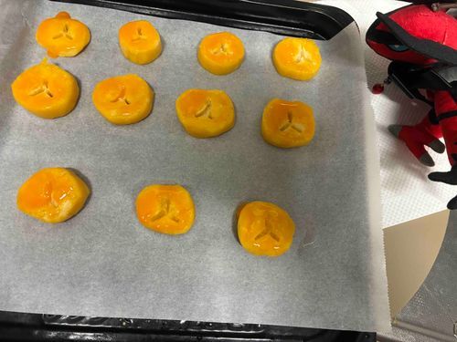 Belle's Kitchen その3

たまごを塗り終えました

全日本卵黄塗るのへたくそ選手権あったらグランプリとれそう