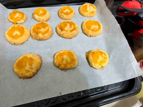 Belle's Kitchen ミアレガレット(風クッキー編)　最終回

というわけで、カタチの崩壊したミアレガレットが完成したぞ〜

べるこも興味津々です