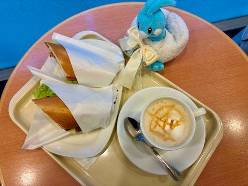 ちるだよお

いのうえが食べたがってたサンドイッチを食べてるよ

ゴルゴンゾーラと悩んでたみたいだけどゴロゴロ入ってるチーズに魅了されたみたいだよ