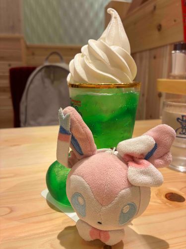 きのう　いのうえはかみのけをそめた

そのきねんにコメダをキメたものの　ここはふわもこでしたね