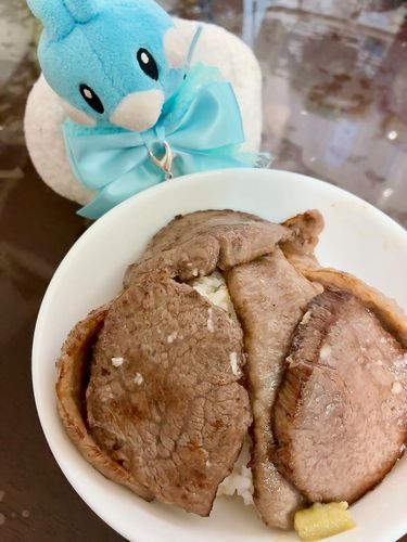お父さんの友達が良い肉くれたので焼いて食べてみた。シンプルに塩とわさびで食ったけど霜降り肉はうまいですねえ！！！