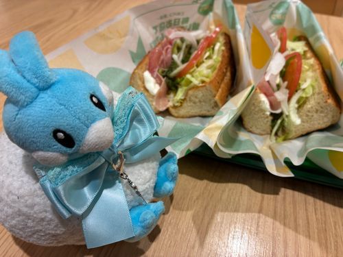 サンドイッチが2倍になるってそういうこと？
てっきりロングロングサンドイッチが出るのかと……