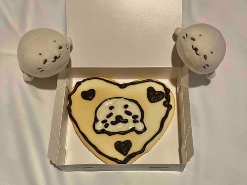 ( ◜ ·̫ ◝ )「飼い主が白い恋人パークで僕達の絵を描いてくれたきゅ！何というか、味のある絵きゅね(汗)」