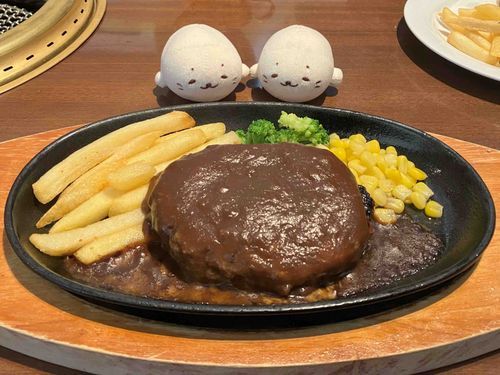 ( ◜ ·̫ ◝ )「肉の万世のハンバーグを食べたきゅ。デミグラスソースが絶品で美味しかったきゅ！」