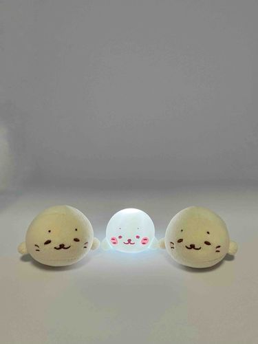 ( ◜ ·̫ ◝ )「しろたんほんわりライトのガチャガチャ、1回目でお目当てのまったりしろたんが出たきゅ♪僕たちに似てとっても可愛いきゅね！」