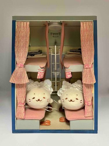 ( ◜ ·̫ ◝ )「寝台列車のレプリカに乗ったきゅ♪旅気分が味わえて楽しいきゅ♪」