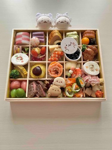 ( ◜ ·̫ ◝ )「しろたんおせちを食べたきゅ🤤美味しかったきゅ！」