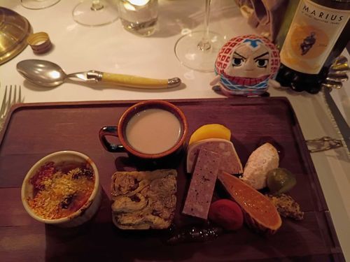 旨くてたっけえフレンチを食ってきたぜ！
前菜からいろいろあったんだけど、とにかく「旨い」しか言えねえんだ。
後はスズキのパイ包みと、エゾシカのロースト。気がついたら赤白のボトルが消えてたな！
毎日うまいもん食ってると舌が肥えちまうからたまにでいいな！