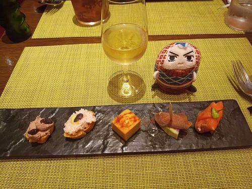 スペイン料理のコースを食べに来たぜ。
タパスにピンチョス、シェリーにハウスワイン。
パエリアも旨かったぜ！