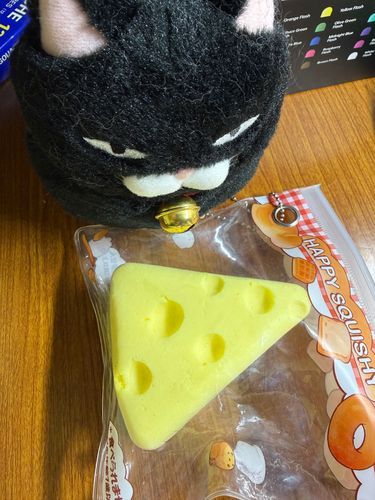 チーズのスクイーズにゃ！いい匂いなんだわ🧀