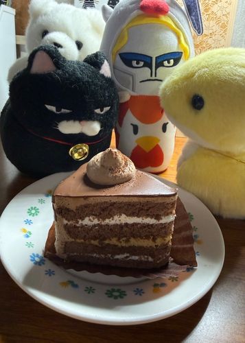 美味しいケーキにゃ！一個しかないから争奪戦になりそうなんだわ〜