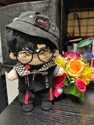 えりを ととのえて ぼうしも かぶってみた
さぶん みたいなもの だが せっかくなので のせる

あるじの ふだんぎに あわせやすい ふく らしい
わたしのこのみ とは ちがうが
あんがい わるくないな