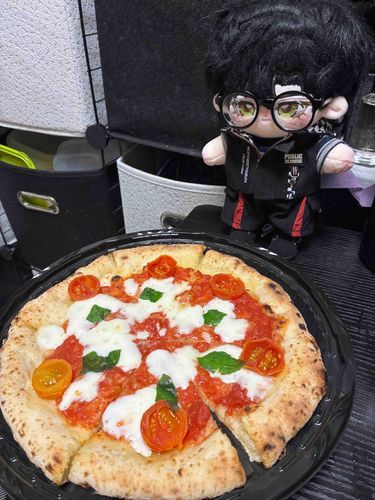 きょうは あめが ふっていなかったので
あるじの よていに つきそった

きょうのあるじは ちょうしがわるそう だったので
なだめるために わたしのあしを もませてみた
なんとか おちつきを とりもどしたので
こんどから ていきてきに わたしのてあしを
もませようと おもう

かえりに スーパーによったので
ふたりで うちあげをしている

みなも わたしも メリークリスマス
よい よるを すごしてくれ