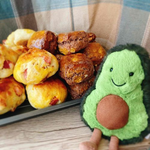 ベーコンのパンとチョコプロテインのスコーンをやいたよー！