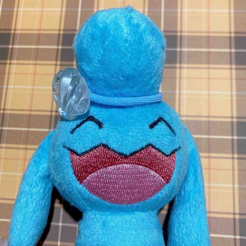 コレは さいきんオシャレな ポケぬいちゃんたちを みかけるので うちのこにも つけようと かってみたら はちまきみたいになったが それでも ニコニコしてくれるソーナノちゃん