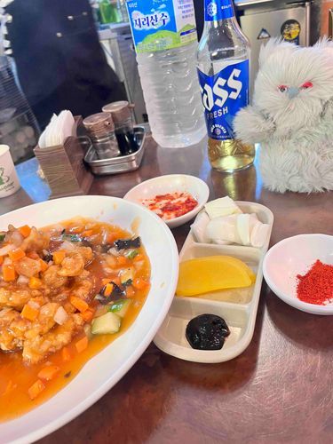 着いた場所は韓国🇰🇷町中華にはビールだね🍻昼から乾杯！